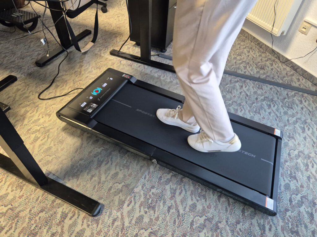 Mitarbeiter nutzt einen Schreibtisch-Laufbandarbeitsplatz bei Uplink-Pharma für mehr Bewegung und Gesundheit im Büro